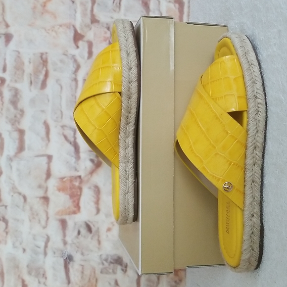 New Michael Kors Linden Croc-Embossed Sandals - Picture 3 of 13